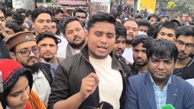 কুমিল্লা টাউন হল মাঠে সাংবাদিকদের সঙ্গে কথা বলেন হাসনাত আব্দুল্লাহ