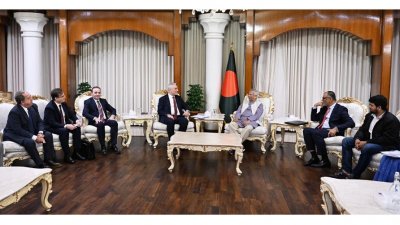 প্রধান উপদেষ্টা মুহাম্মদ ইউনূসের সঙ্গে সাক্ষাৎ করেন তুরস্কের বাণিজ্যমন্ত্রী ড. ওমর বোলাতের নেতৃত্বে একটি প্রতিনিধিদল