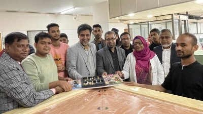 আন্দোলনে আহত রোগীদের খেলাধুলা সামগ্রী দেওয়া হচ্ছে