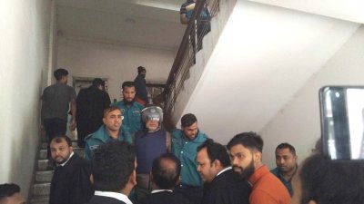 আদালত প্রাঙ্গণে পুলিশ প্রহরায় শফিউল ইসলাম মহিউদ্দিন