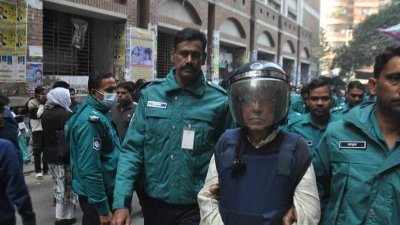 আদালত চত্বরে আনিসুল হক
