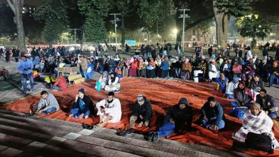 কেন্দ্রীয় শহীদ মিনারে অবস্থান করছেন বিডিআর বিদ্রোহের ঘটনায় চাকরিচ্যুত বিডিআর সদস্য ও ভুক্তভোগীদের পরিবার