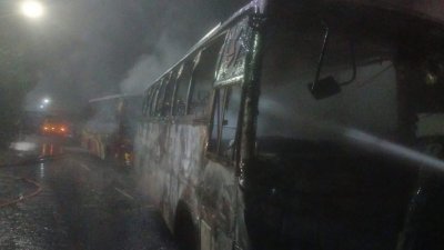আগুনে ক্ষতিগ্রস্ত গাড়ি