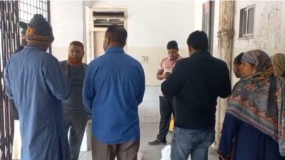 হাসপাতালে মরদেহের পাশে স্বজন ও অন্যরা
