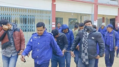 কারাগারে নেওয়া হচ্ছে দণ্ডপ্রাপ্ত আট জনকে