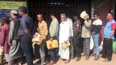 টিসিবির পণ্য নেওয়ার জন্য উপকারভোগীদের লাইন