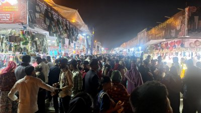 বাণিজ্য মেলায় ক্রেতা দর্শনার্থীদের ঢল