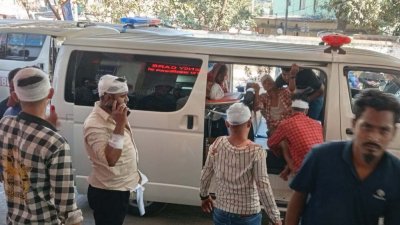আহতদের চট্টগ্রাম মেডিক্যাল কলেজ হাসপাতালে নেওয়া হচ্ছে