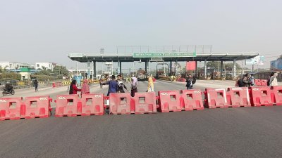 এ সময় মহাসড়কে যানজট সৃষ্টি হয়