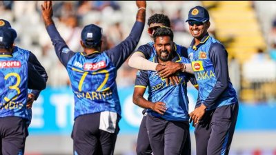 নতুন বলে দারুণ বোলিং করেছেন আসিথা।