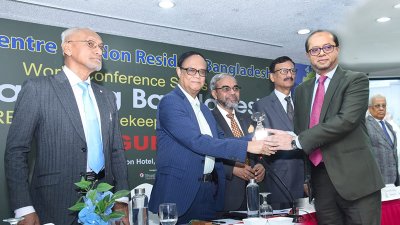 ইসলামী ব্যাংকের পক্ষ থেকে পুরষ্কার গ্রহণ করেন প্রতিষ্ঠানটির ব্যবস্থাপনা পরিচালক