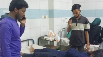 মানিকগঞ্জ সদর হাসপাতালে চিকিৎসা নিয়েছেন আহত মেহেরাব খান ও মিরাজ
