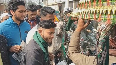 মাদারীপুরে লিফলেট বিতরণ করেন রাকিব হাসান