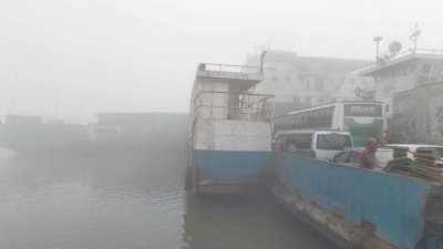 ঘন কুয়াশার কারণে ফেরি চলাচল বন্ধ হয়ে যায়