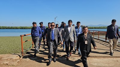 টেকনাফ স্থলবন্দর পরিদর্শনে সচিব এইচ এম শফিকুজ্জামান