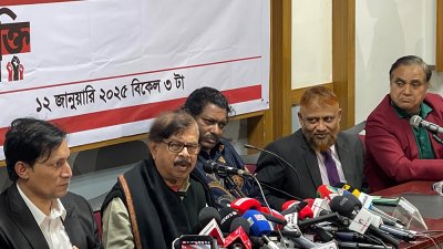 বক্তব্য রাখছেন মাহমুদুর রহমান মান্না