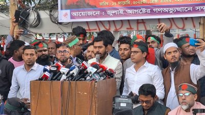 মানববন্ধনে বক্তব্য রাখছেন নুরুল হক নুর