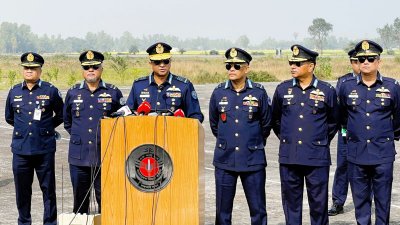 পরিদর্শনকালে বক্তব্য রাখছেন বিমানবাহিনী প্রধান এয়ার চিফ মার্শাল হাসান মাহমুদ খাঁন