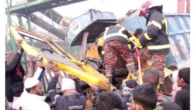 ট্রাকের ভেতরে আটকে পড়ে চালক অপু আহত হন