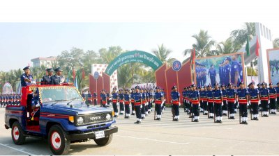 খুলনা পুলিশ ট্রেনিং সেন্টার প্যারেড গ্রাউন্ডে প্রশিক্ষণ সমাপনী কুচকাওয়াজ অনুষ্ঠিত হয়েছে