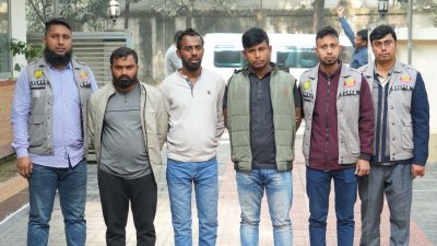 ডিবি হেফাজতে গ্রেফতার ব্যক্তিরা