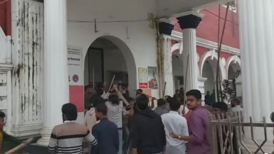 দুই পক্ষের সংঘর্ষ