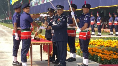 প্রধান অতিথি অতিরিক্ত আইজিপি মাসুদুর রহমান ভূঞা  বিভিন্ন বিষয়ে শ্রেষ্ঠত্ব অর্জনকারী টিআরসিদের মধ্যে পুরস্কার বিতরণ করেন