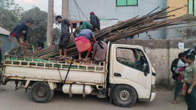 অবৈধ লাইন উচ্ছেদ করে পাইপ জব্দ করা হয়