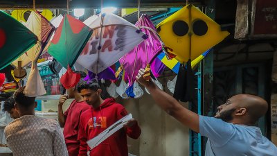 ঘুড়ি যাচাই-বাছাই করছেন এক ক্রেতা