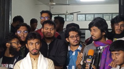 উপাচার্যের সঙ্গে বৈঠক শেষে ব্রিফিং করছেন শিক্ষার্থীরা