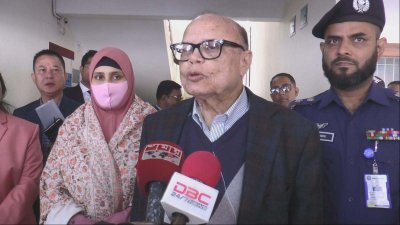 মাদারীপুরে সাংবাদিকদের সঙ্গে কথা বলছেন খাদ্য মন্ত্রণালয়ের উপদেষ্টা আলী ইমাম মজুমদার