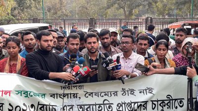 অব্যাহতি পাওয়া এসআইদের সংবাদ সম্মেলন