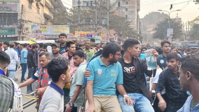 অনশনরত শিক্ষার্থীরা সচিবালয় অভিমুখে যাত্রা শুরু করেছেন