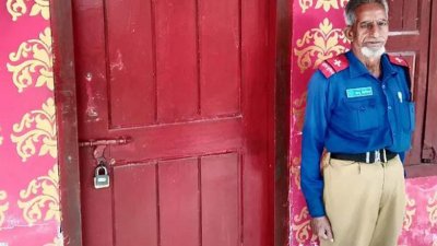 লক্ষ্মীপুর সদর উপজেলার চন্দ্রগঞ্জ ইউনিয়ন পরিষদের (ইউপি) কার্যালয়ে তালা ঝুলিয়ে দেওয়া হয়েছে