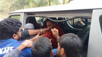 গাড়িতে তোলার সময় ছাত্রলীগ নেতাকে মারধর