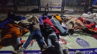 সচিবালয়ের সামনে মধ্যরাতেও অনশন পালন করছেন অব্যাহতি পাওয়া এসআইরা