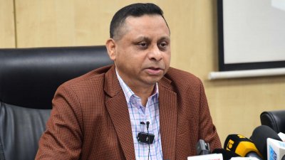 সংবাদ সম্মেলনে অতিরিক্ত কমিশনার রেজাউল করিম মল্লিক
