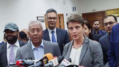 সাংবাদিকদের ব্রিফ করছেন জাতিসংঘের আবাসিক প্রতিনিধি গোয়েন লুইস