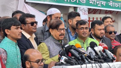 বক্তব্য দিচ্ছেন মাহমুদুর রহমান মান্না