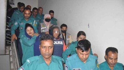 আদালতে পুলিশি হেফাজতে বেনজির নিশি