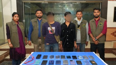 চোরাই মোবাইল ফোনসহ ছিনতাইকারী চক্রের দুইজনকে গ্রেফতার করেছে ডিএমপির সিটিটিসি ইউনিট