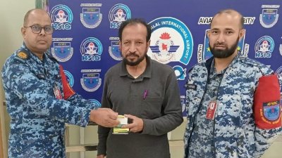 স্বর্ণের রুলি উদ্ধার করে যাত্রীর কাছে হস্তান্তর করেছে এভসেক সদস্যরা