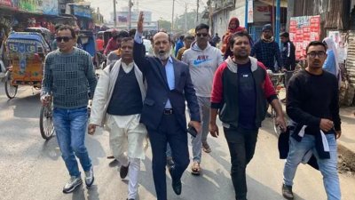 যশোর শহরের লালদীঘিপাড়ে অবস্থিত বিএনপির দলীয় কার্যালয়ে অগ্নিসংযোগের মামলায় আদালতে হাজিরা দিয়ে রাজপথে বিক্ষোভ মিছিল করেছেন আওয়ামী লীগের নেতাকর্মীরা