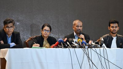 সংবাদ সম্মেলনে বক্তব্য রাখছেন আইন উপদেষ্টা ড. আসিফ নজরুল