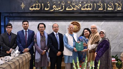 প্রধান উপদেষ্টার কাছে সুপারিশপত্র পেশ করছেন নির্বাচন ব্যবস্থা সংস্কার কমিশনের সদস্যরা