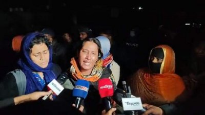 রাত পৌনে ১টার দিকে বিপুলসংখ্যক আইনশৃঙ্খলা বাহিনীর সদস্য এসে অব্যাহতিপ্রাপ্ত শিক্ষানবিশ এসআইদের সরিয়ে দেয়