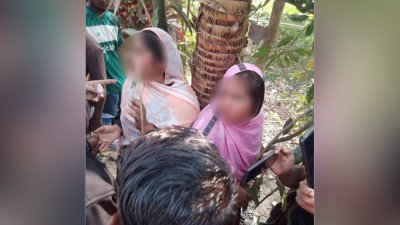 জনতা তাদের পুলিশে সোপর্দ করেন
