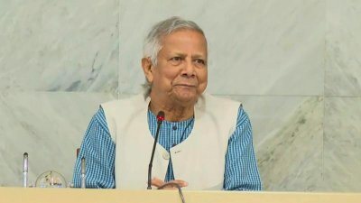 কমিশনের সদস্যদের উদ্দেশে কথা বলছেন প্রধান উপদেষ্টা