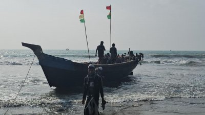 উপজেলার বাহারছড়া নোয়াখালীপাড়ার নাফ নদ উপকূল থেকে তাদের উদ্ধার করা হয়