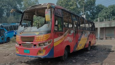 আগুনে ক্ষতিগ্রস্ত বাস
